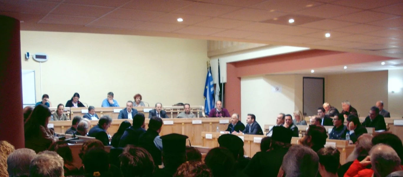 «Ξέφραγο αμπέλι» το κτίριο του Δήμου Γλυφάδας: Όποιος θέλει μπαίνει και κάνει ότι θέλει